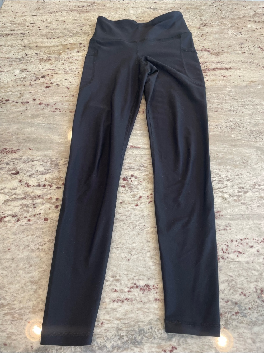 Old Navy women’s XS Black Leggings with side pockets. VGUC. Some wear on knee.